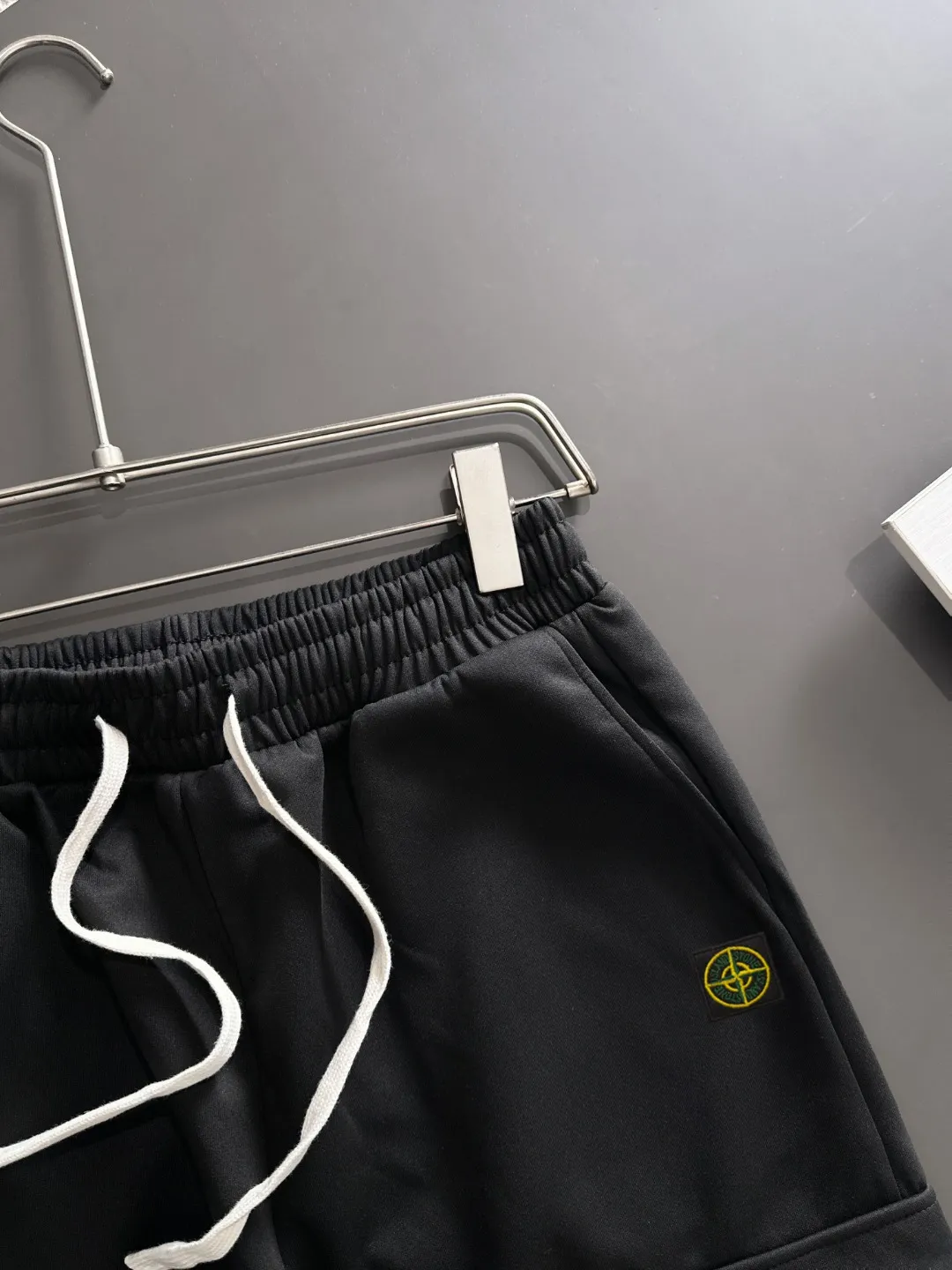 Next day shipment P360 Stone lsland/Stone Island Exclusively launches 25ss autumn and winter new high-quality trousers. Compare real-life details at will. Craftsmanship that ordinary small workshops cannot copy. Top-level ZP development. Unique imported fabric feel. Purely imported German machine production. Precision operation. Ten thousand needle density. A pair of trousers with rich details. You can see the development strength. A full set of new accessories are customized simultaneously. Simple yet elegant. Soft, delicate and comfortable. The upper body is versatile and fashionable. A perfect choice for autumn and winter, a must-have item. Sizes: M to 3XL (please state your height and weight when placing an order)